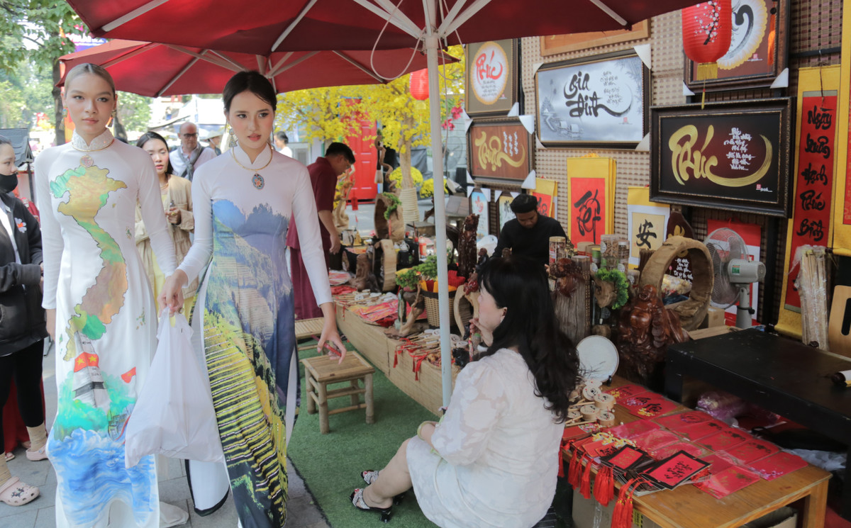 Những ngày qua, tại khu vực Nhà văn hóa Thanh niên TP HCM đường Phạm Ngọc Thạch (phường Sài Gòn) thu hút đông đảo người dân đến tham quan, chụp ảnh Lễ hội Tết Việt Bính Ngọ 2026.