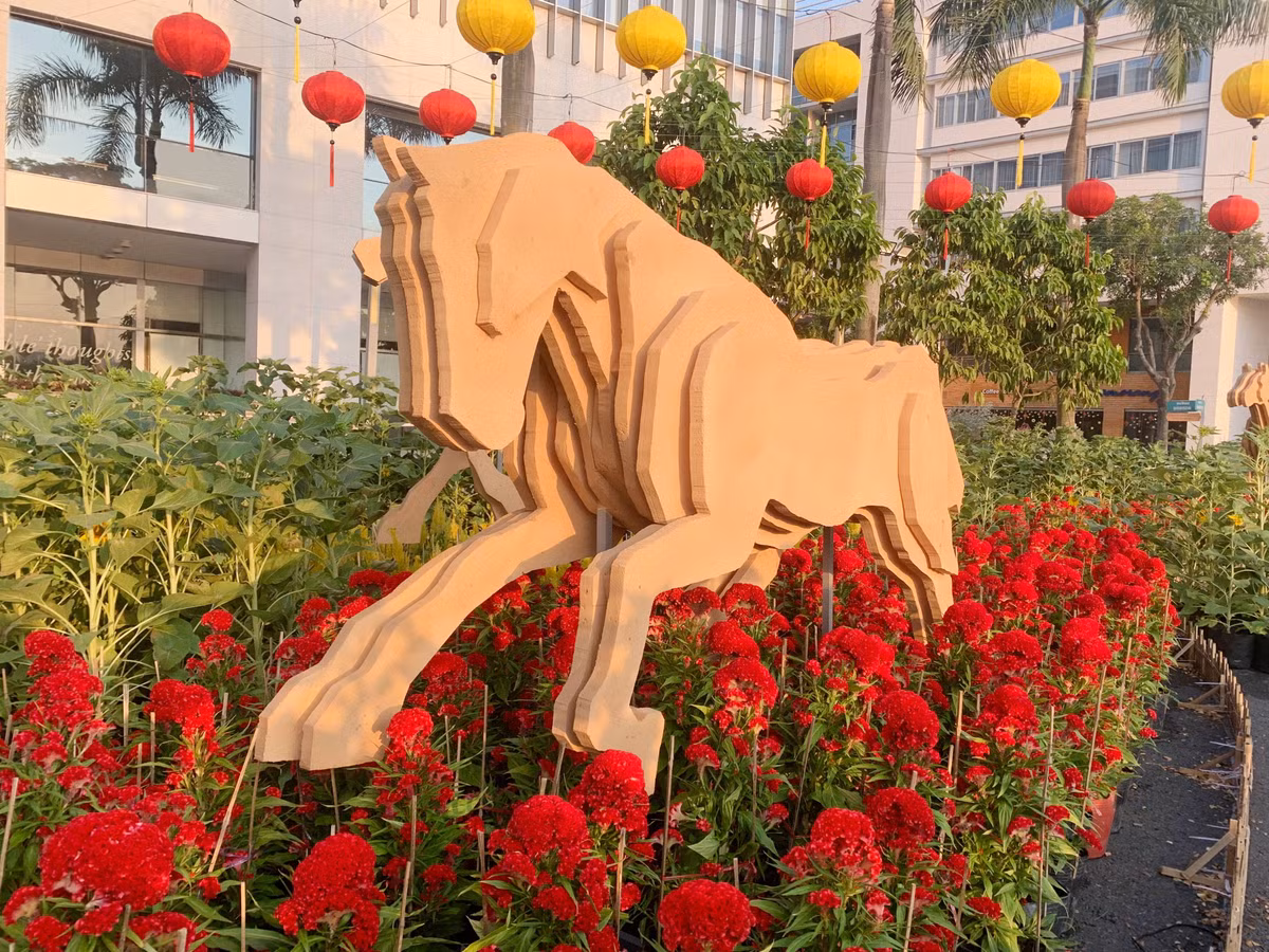 Đủ kiểu "ngựa” ở đường hoa đô thị hiện đại nhất TP HCM