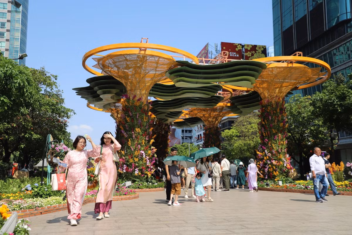 Theo Sở Du lịch TP HCM, trong 9 ngày nghỉ Tết vừa qua, từ 14/2 đến 22/2 (27 Tết đến mùng 6 Tết) TP đón hơn 4,32 triệu lượt khách, tổng doanh thu đạt khoảng 12.150 tỷ đồng.