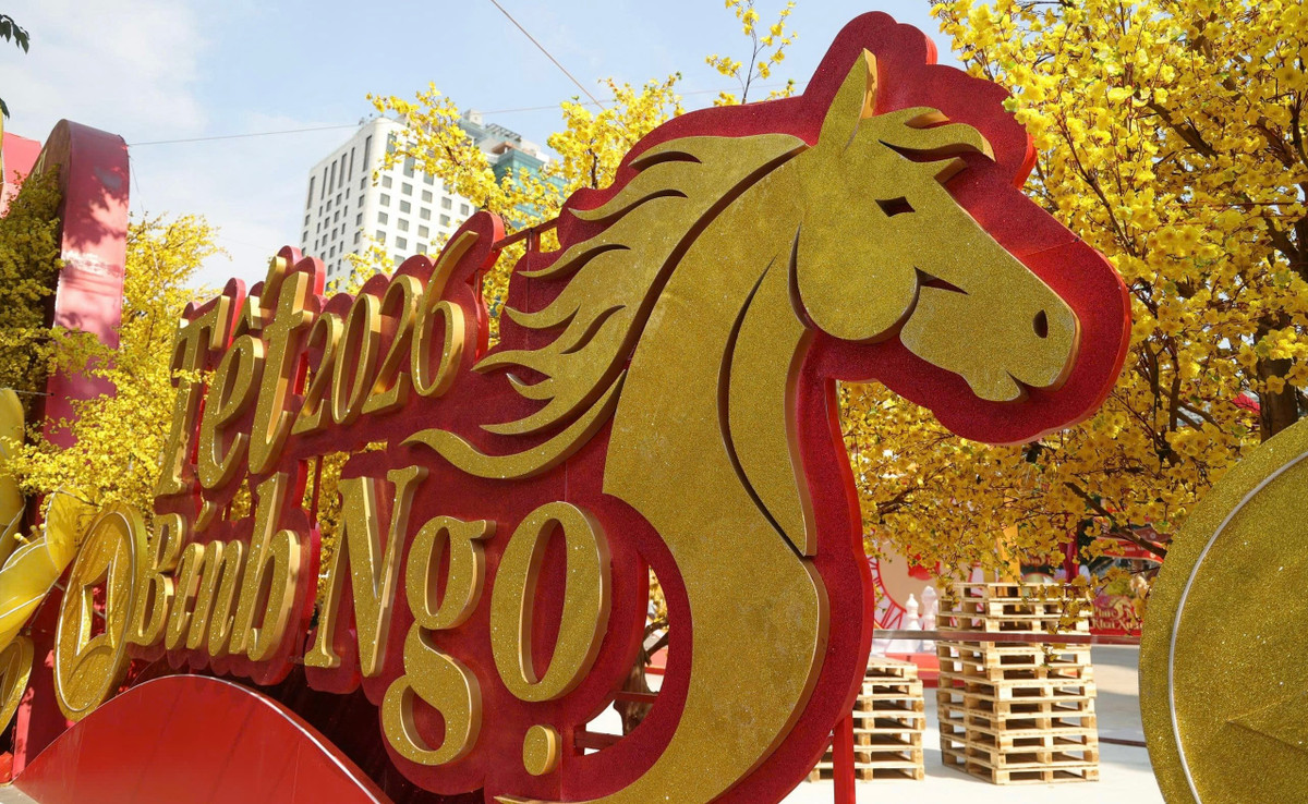 “Năm nay tạo hình linh vật của Tết Bính Ngọ rất đẹp và khá lạ, tôi rất thích”, chị Lê Thị Phương, du khách cho biết.