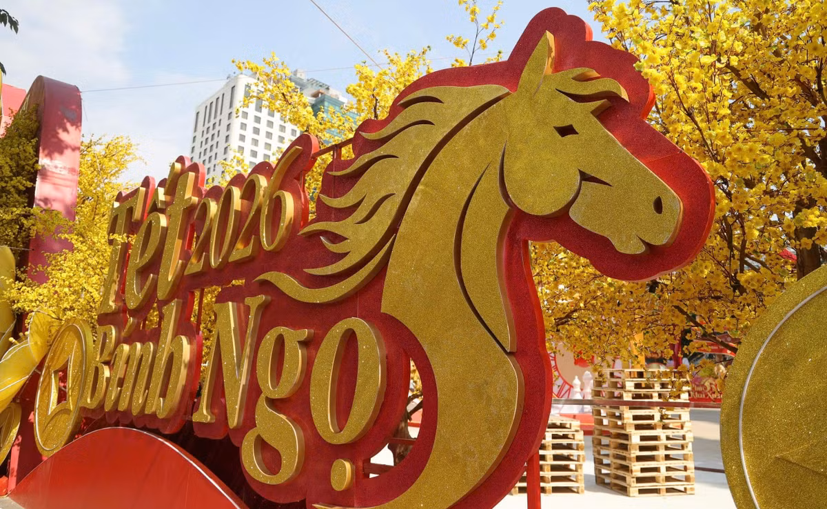 “Năm nay tạo hình linh vật của Tết Bính Ngọ rất đẹp và khá lạ, tôi rất thích”, chị Lê Thị Phương, du khách cho biết.