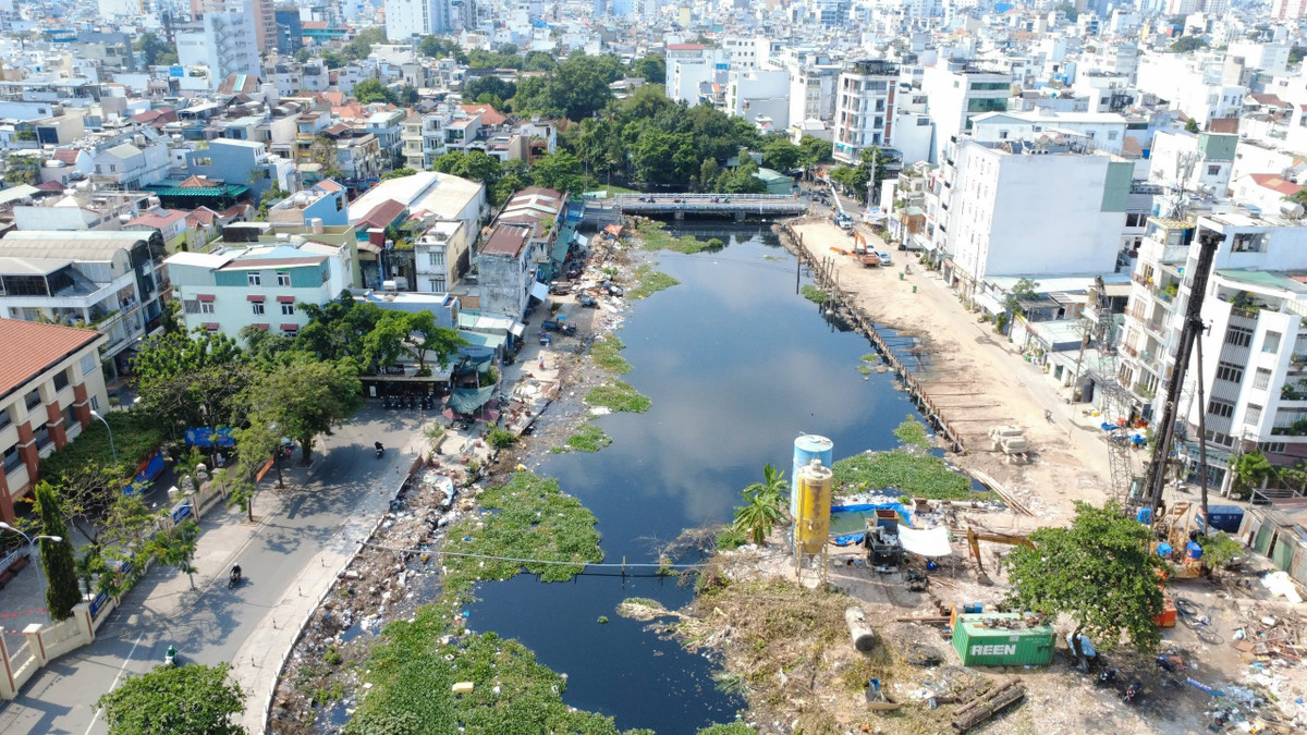 Theo chỉ đạo của lãnh đạo TP HCM, ba phường Gia Định, Bình Thạnh, Bình Lợi Trung phải đẩy nhanh tiến độ giải phóng mặt bằng dự án cải tạo rạch Xuyên Tâm và hoàn tất trong tháng 6/2026.