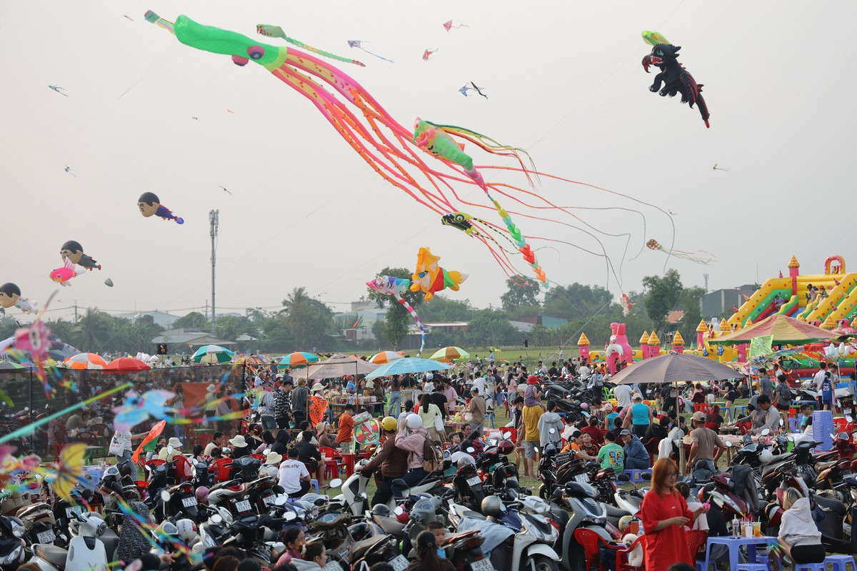 Với không gian rộng rãi, thoáng mát và gió thổi đều, nơi đây không chỉ thu hút trẻ nhỏ mà còn là điểm hẹn của nhiều bạn trẻ, gia đình và cả những nghệ nhân đam mê diều.