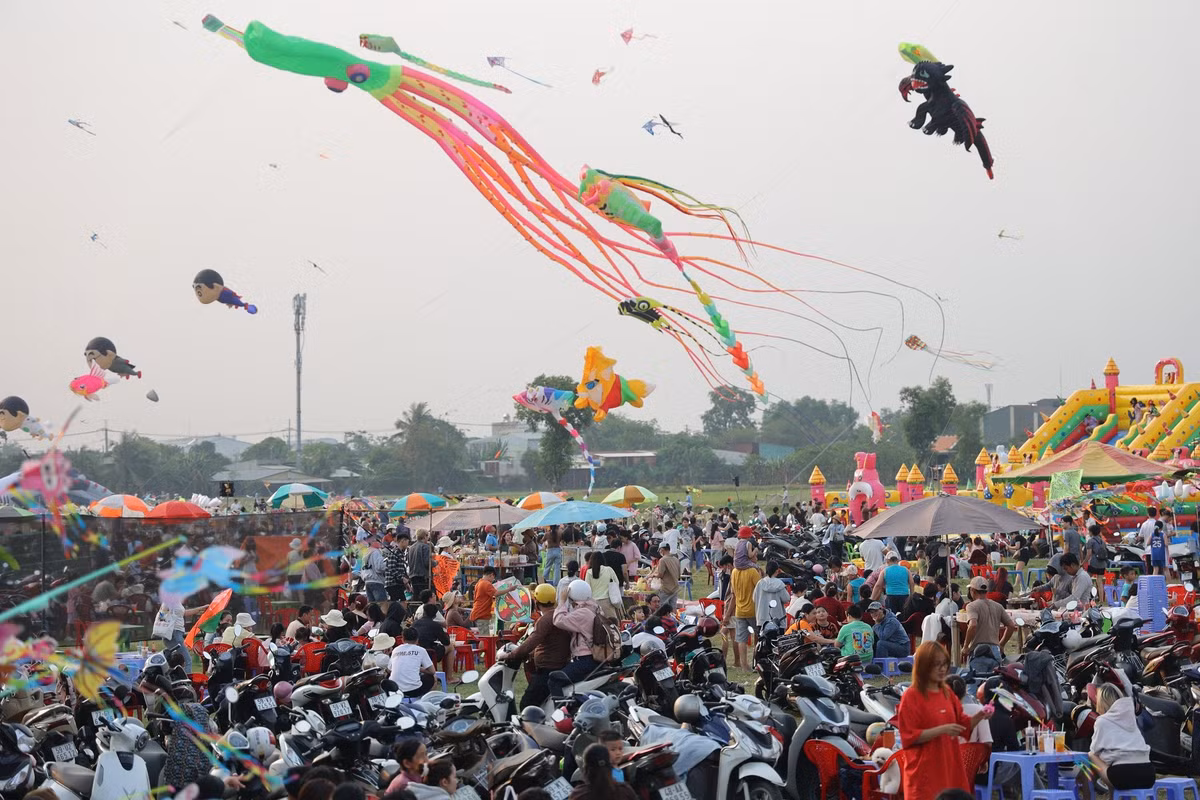 Với không gian rộng rãi, thoáng mát và gió thổi đều, nơi đây không chỉ thu hút trẻ nhỏ mà còn là điểm hẹn của nhiều bạn trẻ, gia đình và cả những nghệ nhân đam mê diều.