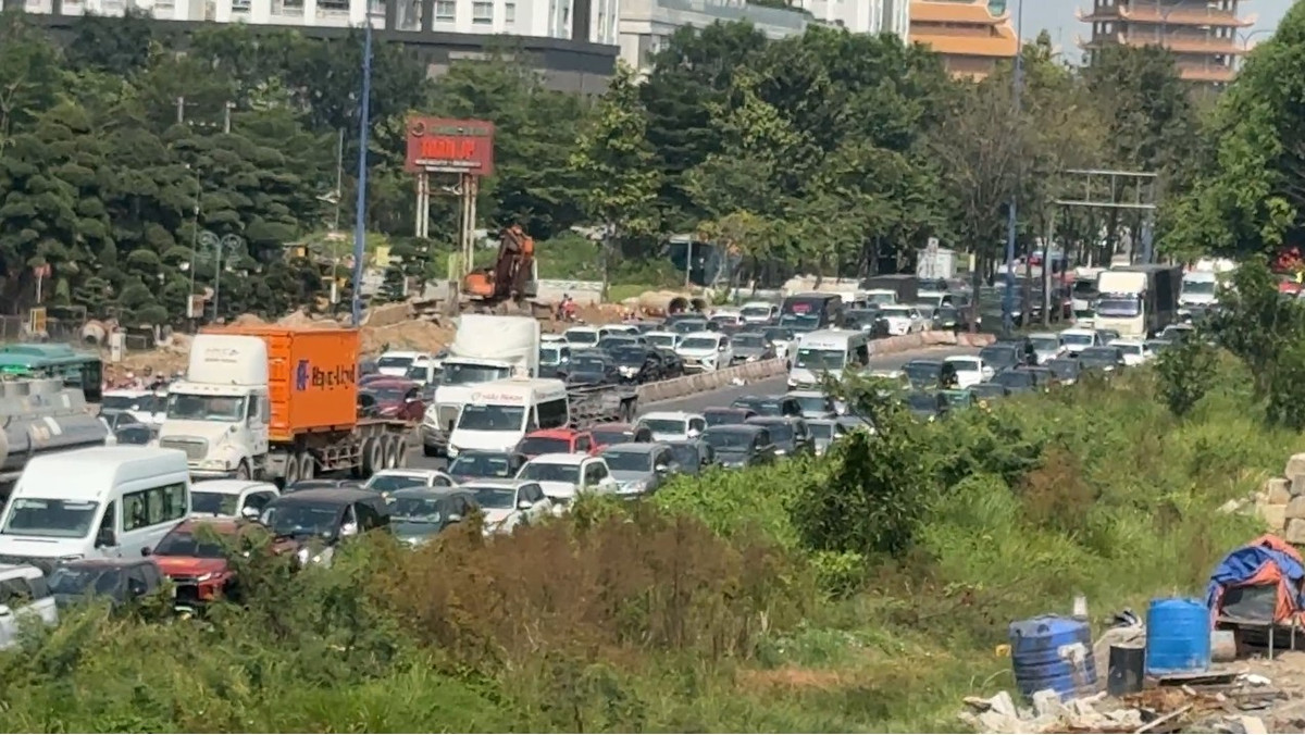 Ô tô, xe khách, xe tải "chôn bánh" trên đường Mai Chí Thọ (hướng từ đường Võ Nguyên Giáp vào).