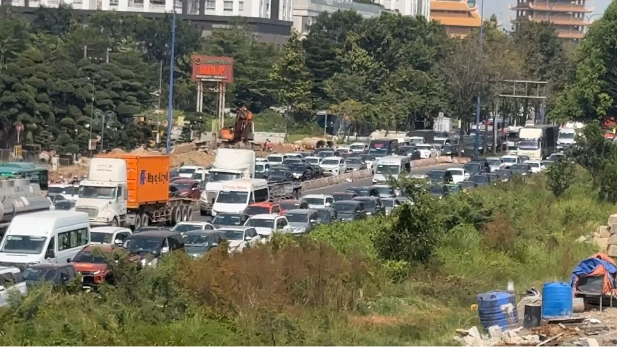 Ô tô, xe khách, xe tải "chôn bánh" trên đường Mai Chí Thọ (hướng từ đường Võ Nguyên Giáp vào).