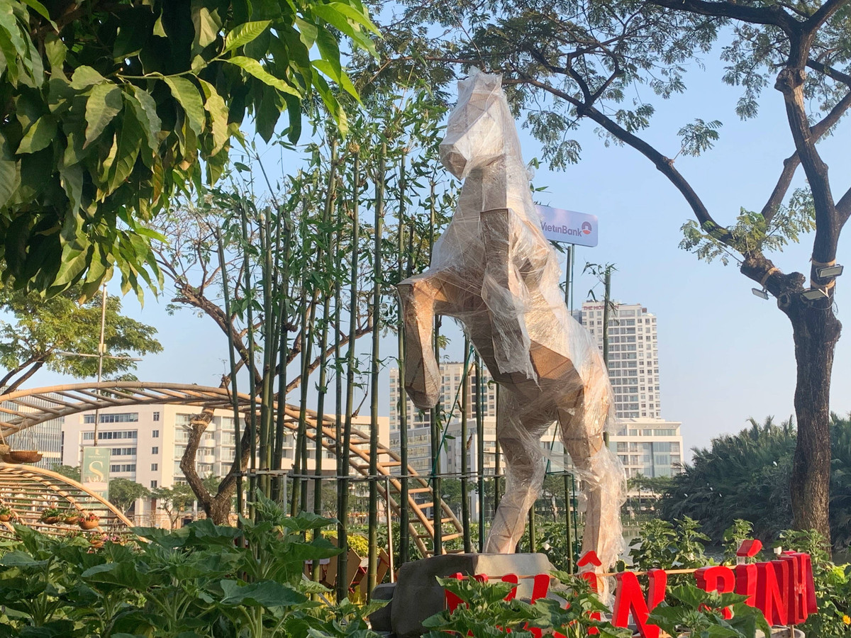 Ngay tại khu vực mở đầu, hình ảnh linh vật ngựa cao khoảng 4,5 m với tạo hình đa giác được đặt cạnh lũy tre, tạo điểm nhấn thị giác, gợi liên tưởng đến sự tiếp nối giữa giá trị quen thuộc và tinh thần đổi mới.