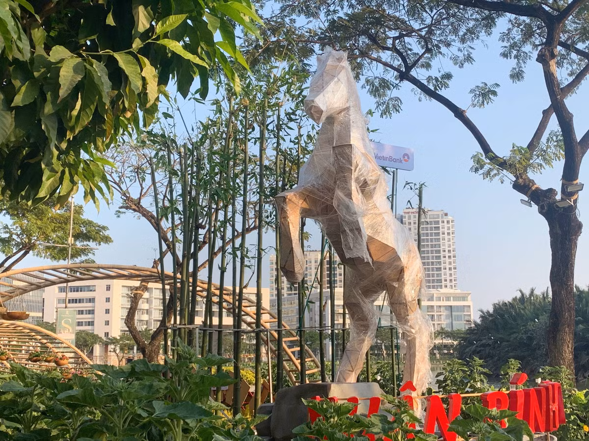 Ngay tại khu vực mở đầu, hình ảnh linh vật ngựa cao khoảng 4,5 m với tạo hình đa giác được đặt cạnh lũy tre, tạo điểm nhấn thị giác, gợi liên tưởng đến sự tiếp nối giữa giá trị quen thuộc và tinh thần đổi mới.