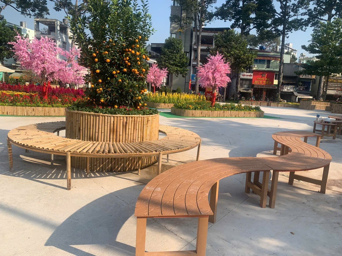 Tại công viên được trang trí bằng các vật liệu gần gũi như tre và các loại hoa tết: cúc, mào gà, mai, tắc.. Trong đó, cảnh sắc được trang trí thêm dãy đào hồng cùng hồ sen tạo điểm nhấn cho Tết Nguyên đán năm nay.