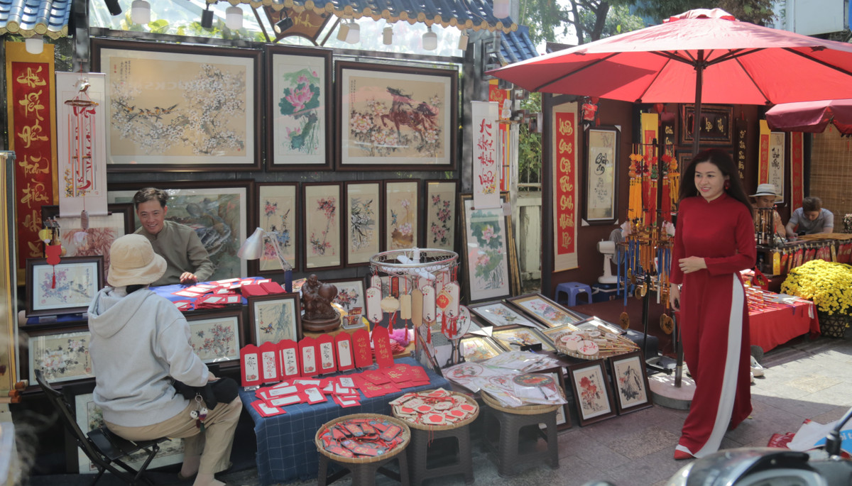 Trong những ngày giáp Tết, tại phố ông đồ nhộn nhịp, nhiều gia đình đến xin chữ tạo nên hình ảnh đẹp ở trung tâm thành phố.