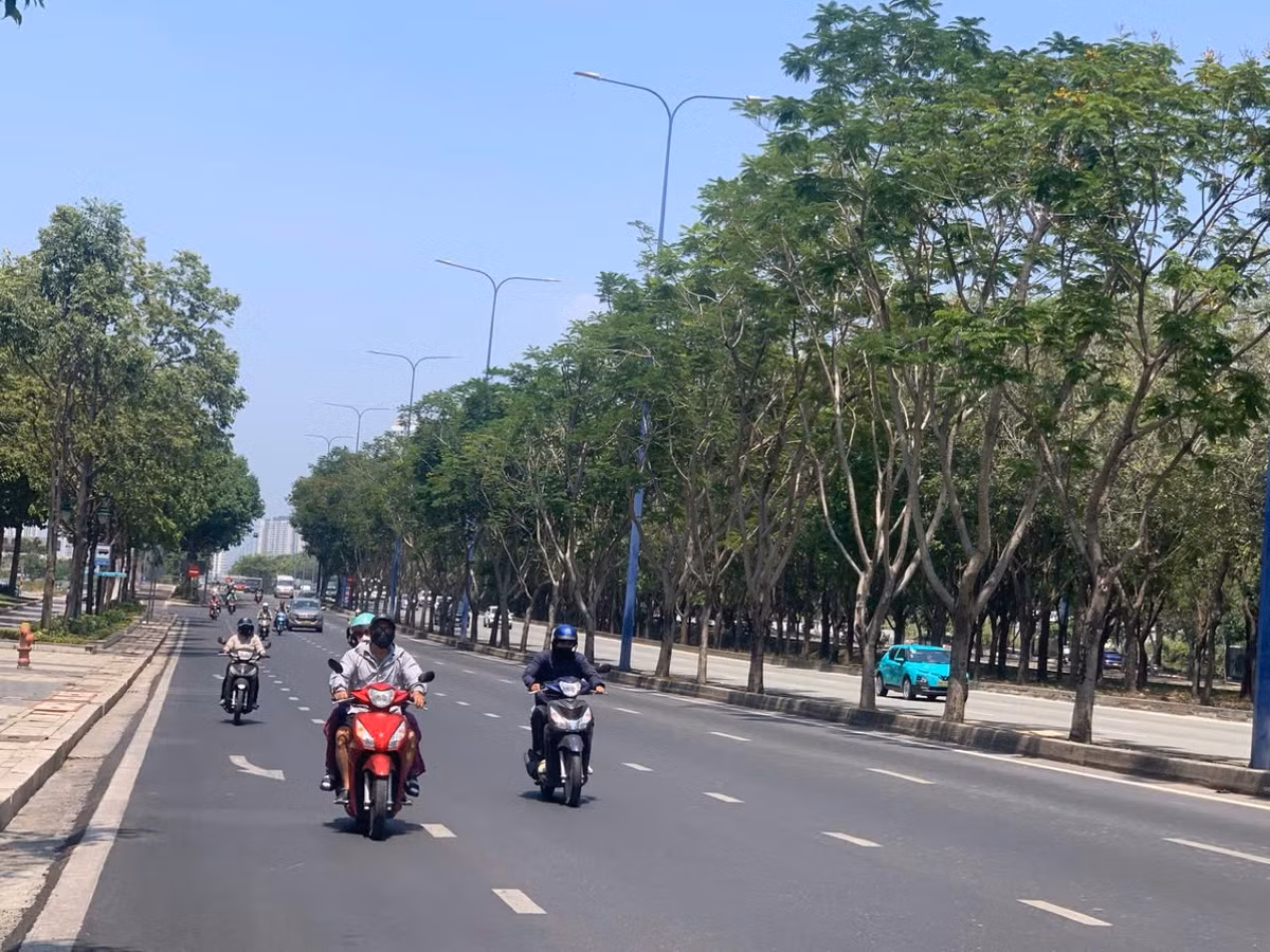 Theo ghi nhận thực tế, từ khoảng 9h sáng 7/4, cường độ bức xạ đã tăng nhanh, đến trưa và đầu giờ chiều, nhiệt độ ngoài trời ở nhiều khu vực vượt chạm mốc 38 độ C.