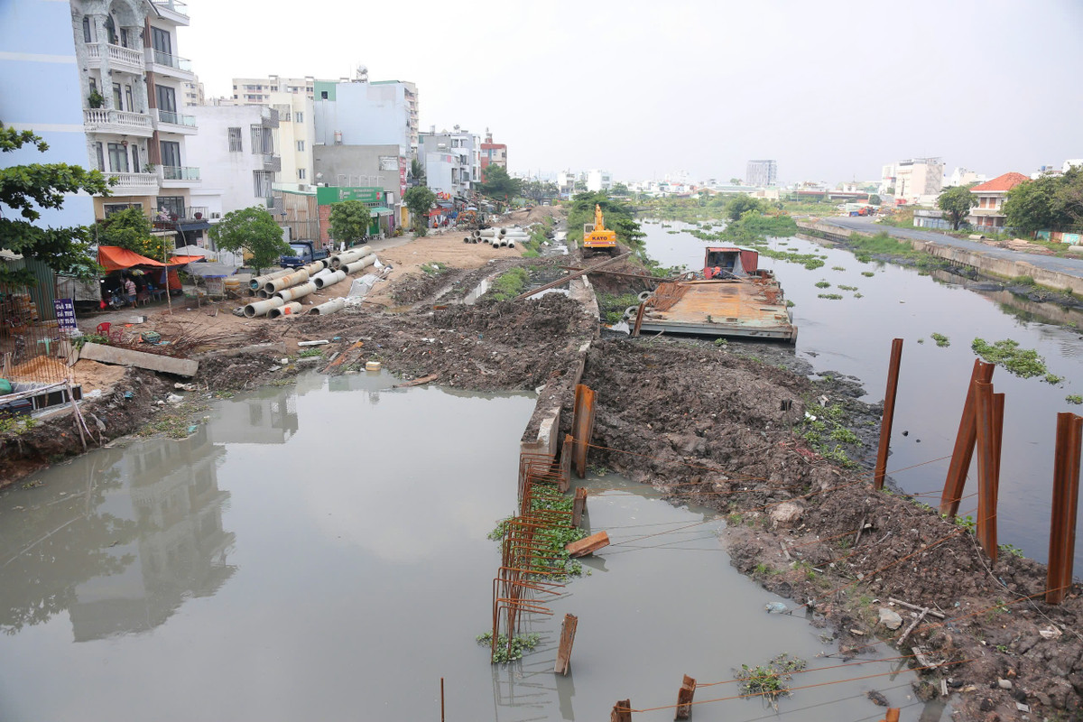 Tại buổi họp báo về tình hình kinh tế - xã hội trên địa bàn TP HCM chiều 26/2, ông Nguyễn Văn Biên, Phó trưởng phòng Kế hoạch đầu tư, Ban Quản lý dự án đầu tư xây dựng hạ tầng đô thị, cho biết đến nay các hạng mục chính dự án kênh Tham Lương đạt khoảng 65% khối lượng.