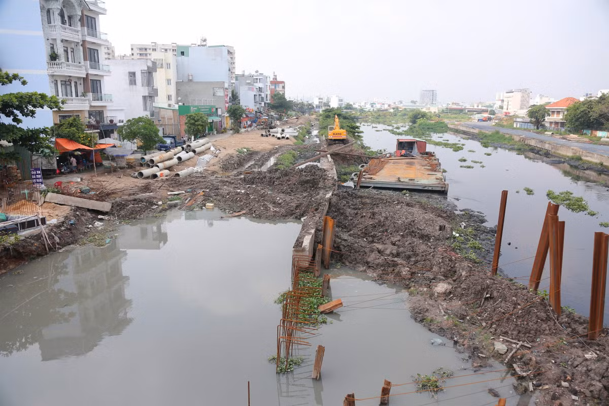 Tại buổi họp báo về tình hình kinh tế - xã hội trên địa bàn TP HCM chiều 26/2, ông Nguyễn Văn Biên, Phó trưởng phòng Kế hoạch đầu tư, Ban Quản lý dự án đầu tư xây dựng hạ tầng đô thị, cho biết đến nay các hạng mục chính dự án kênh Tham Lương đạt khoảng 65% khối lượng.