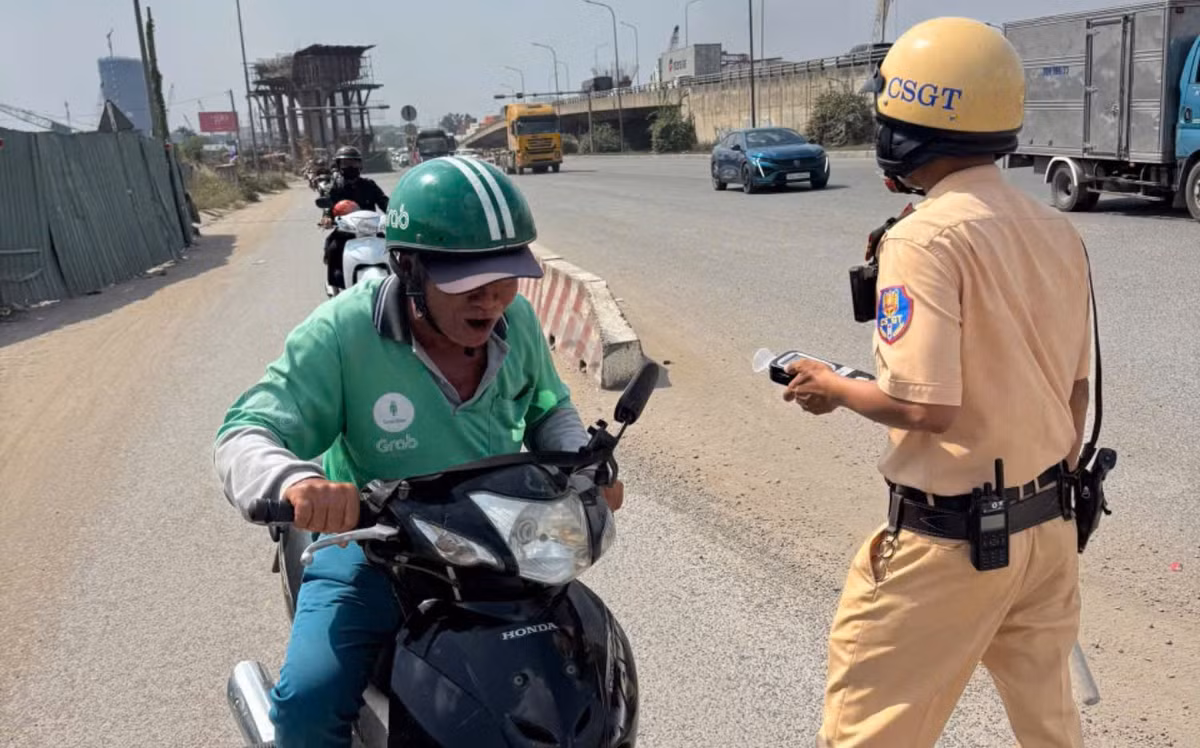 Trung tá Nguyễn Hoàng Tâm, đội trưởng Đội Rạch chiếc thông tin "các tổ công tác trong buổi chiều ngày đầu năm đã lập biên bản xử phạt và tạm giữ 16 môtô các loại vì hành vi "điều khiển xe trên đường mà trong hơi thở có nồng độ cồn..."