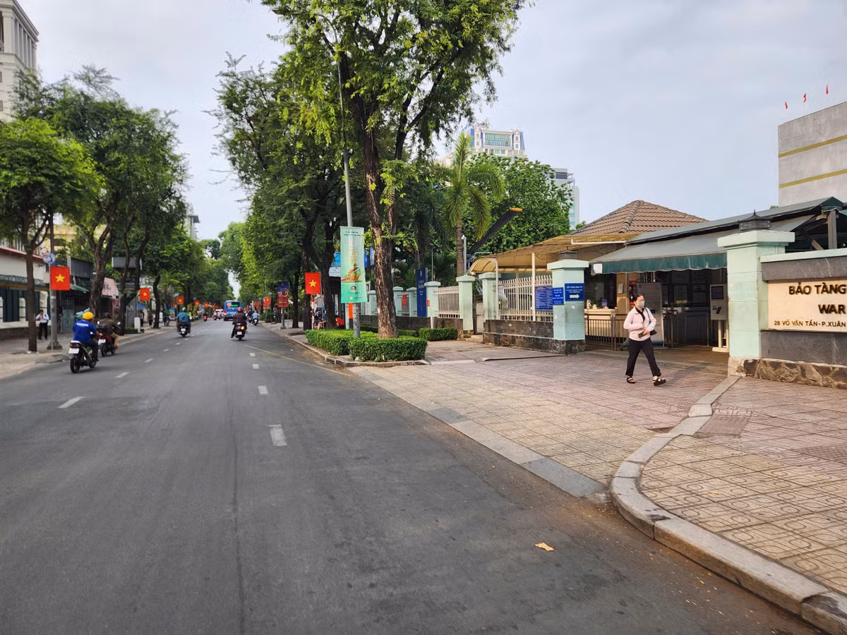 Tại các khu vực vòng xoay, không còn những tiếng còi xe, không bụi bao vây… “Chạy xe trên phố những ngày này thích thật. Ước gì ngày nào cũng như hôm nay”, chị Mỹ Lan chia sẻ.