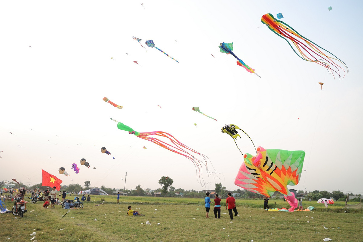 Nằm trên đường Nguyễn Thị Đành (xã Xuân Thới Sơn, TP HCM), cánh đồng diều Bà Canh từ lâu đã trở thành điểm hẹn quen thuộc của những tâm hồn yêu thích bầu trời.
