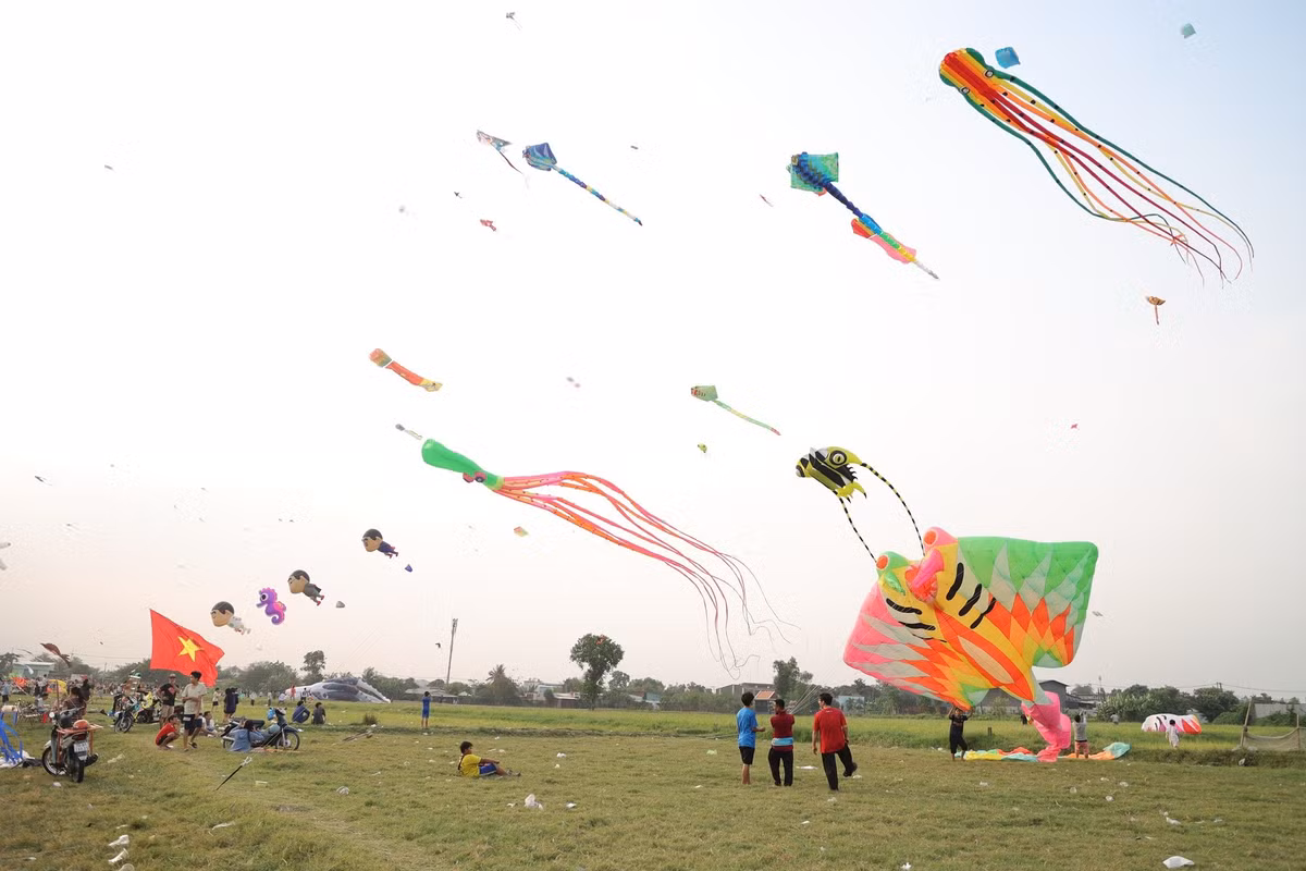 Nằm trên đường Nguyễn Thị Đành (xã Xuân Thới Sơn, TP HCM), cánh đồng diều Bà Canh từ lâu đã trở thành điểm hẹn quen thuộc của những tâm hồn yêu thích bầu trời.