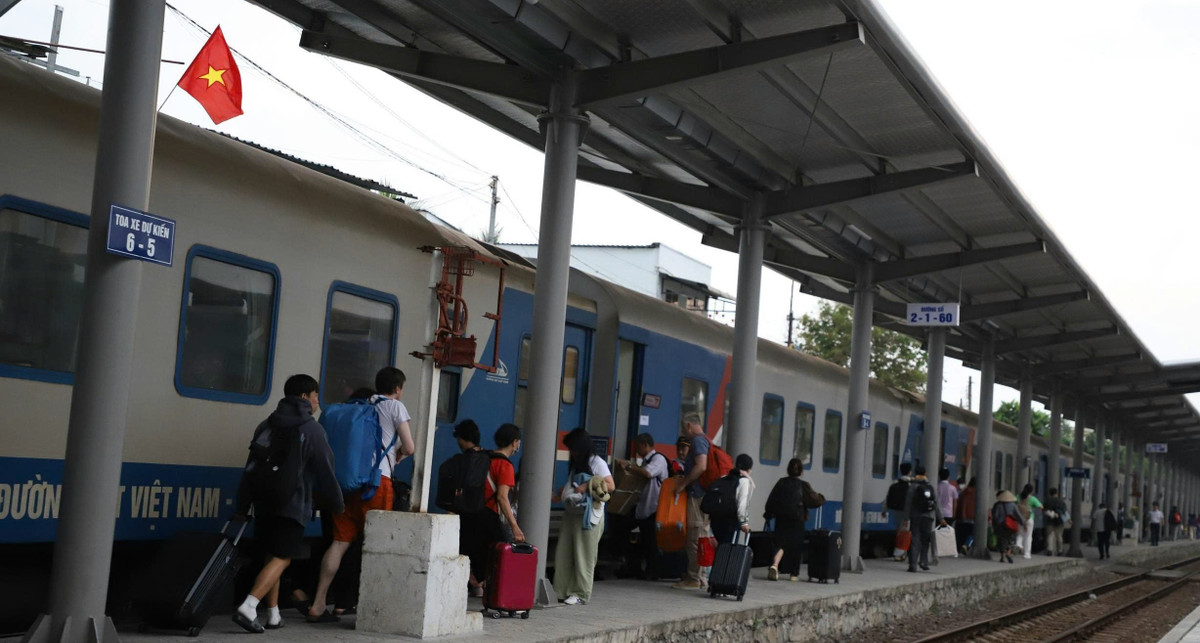 Anh Trần Hoàng (quê Gia Lai) cho biết: “Sự cố là ngoài ý muốn, nhưng thực sự rất bất tiện. Việc chuyển tải bằng ô tô gần 15km giữa hai ga không chỉ làm tốn thời gian mà còn khiến lịch trình công việc của anh bị xáo trộn hoàn toàn”.