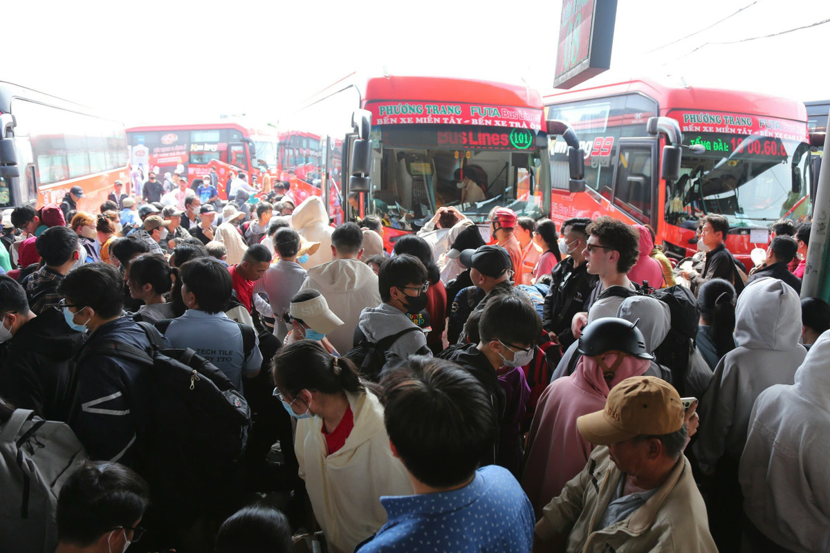 Từ cuối ngày 13/2 (26 tháng Chạp), cao điểm người dân về quê ăn Tết Bính Ngọ 2026, Bến xe Miền Tây (BXMT) TP HCM rơi vào cảnh quá tải, chen lấn khi lượng hành khách đổ về tăng đột biến.