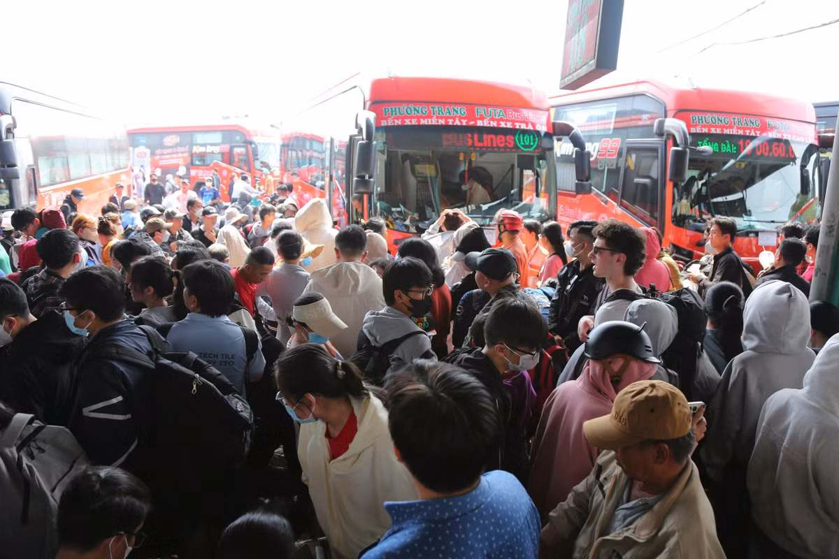 Từ cuối ngày 13/2 (26 tháng Chạp), cao điểm người dân về quê ăn Tết Bính Ngọ 2026, Bến xe Miền Tây (BXMT) TP HCM rơi vào cảnh quá tải, chen lấn khi lượng hành khách đổ về tăng đột biến.
