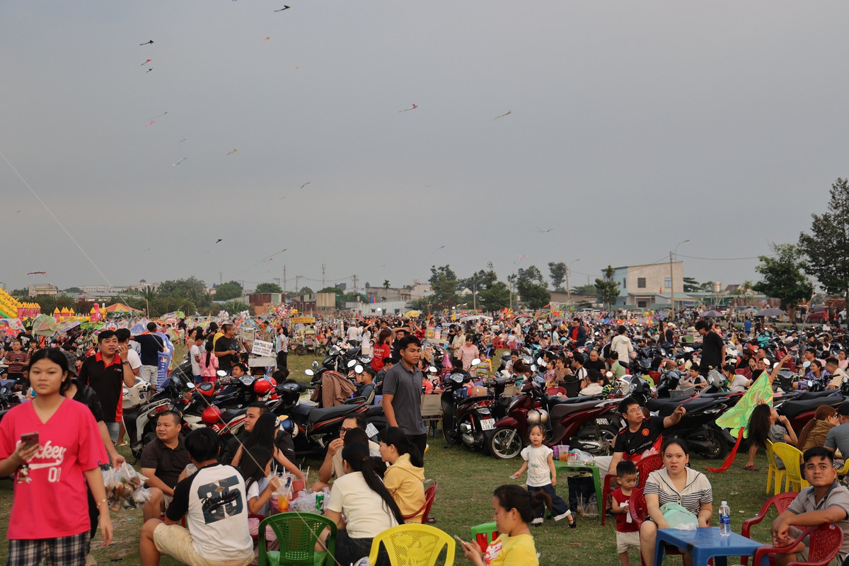 Người dân đến đây để tận hưởng sự thoáng đãng, hít thở không khí trong lành và trải nghiệm thú vui tuổi thơ.