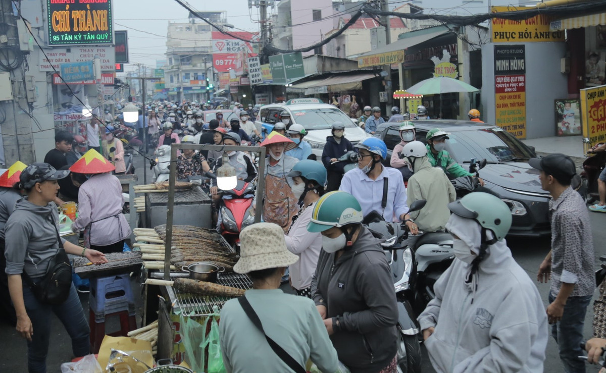 Sáng 26/2 (mùng 10 tháng Giêng âm lịch, ngày vía Thần Tài theo quan niệm dân gian), nhiều người dân ở TP HCM đi mua các lễ vật heo quay, vịt quay, vàng mã và cá lóc nướng để cúng với hy vọng làm ăn thuận lợi “mua may, bán đắt”.