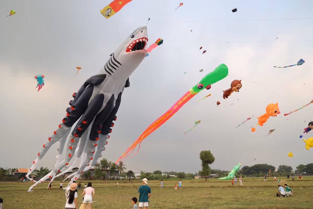 Một con diều khổng lồ khiến các người chơi hết sức vất vả mới có thể cân sức và hướng gió để thả.