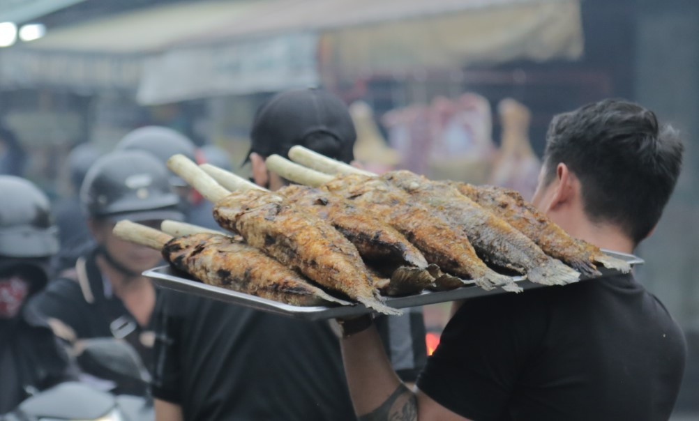 Năm nay giá cá lóc nướng có tăng lên so với những năm trước. Trung bình mỗi con cá lóc nướng có giá từ 200.000-240.000 đồng.