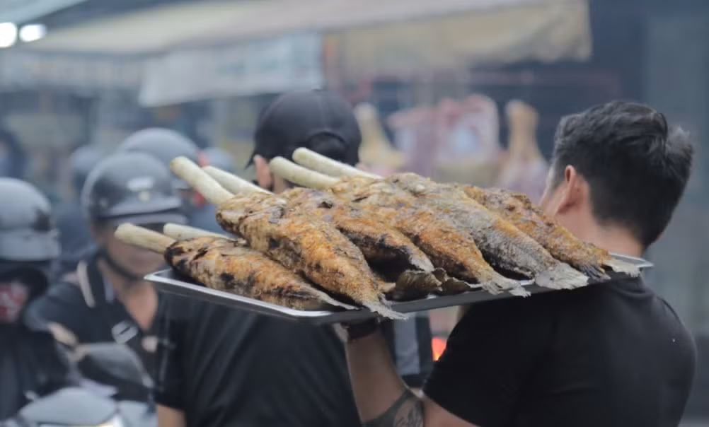 Năm nay giá cá lóc nướng có tăng lên so với những năm trước. Trung bình mỗi con cá lóc nướng có giá từ 200.000-240.000 đồng.