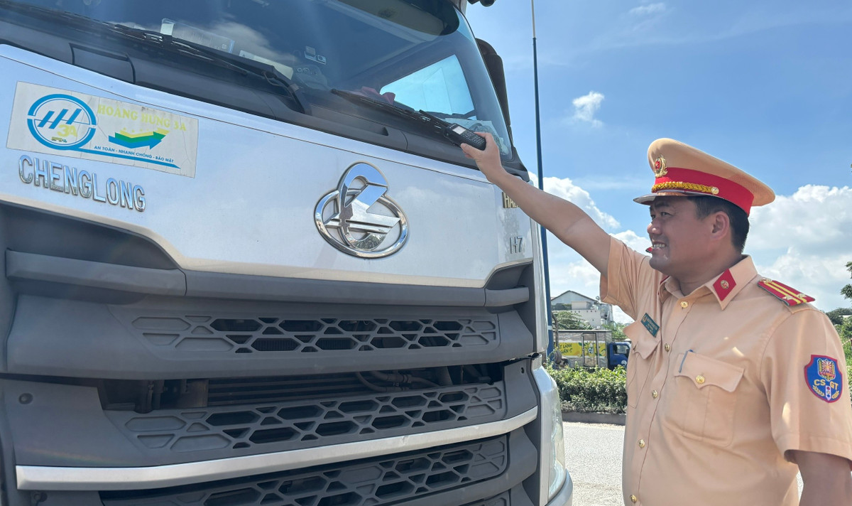 View - Bị camera buồng lái 'tố' vi phạm, nhiều tài xế 'chịu tội' với CSGT | Báo Tri thức và Cuộc sống - TIN TỨC PHỔ BIẾN KIẾN THỨC 24H