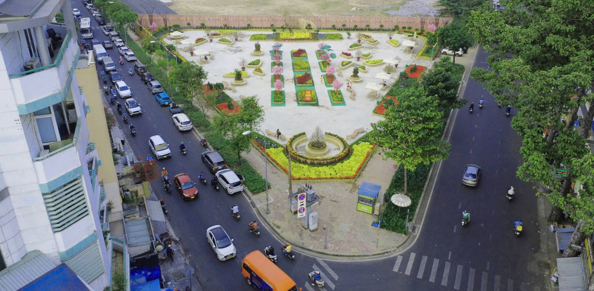 Khu đất 152 Trần Phú (phường Chợ Quán) từng là cơ sở sản xuất của Nhà máy Thuốc lá Sài Gòn. Đầu tháng 1, TP HCM chủ trương tháo dỡ rào chắn, cải tạo khu đất thành công viên, vườn hoa phục vụ người dân dịp Tết Bính Ngọ.