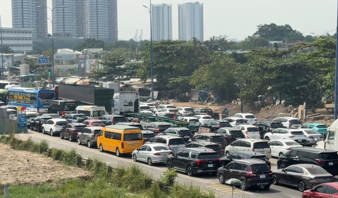 Cùng với đó là lượng xe tải, container... "không nghĩ Tết" lưu thông đông đúc đã tạo nên áp lực, gây ra tình trạng ùn tắc nghiêm trọng ngay nút giao An Phú (phường Bình Trưng, TP HCM) kéo dài đến đường dẫn vào cao tốc HLD.