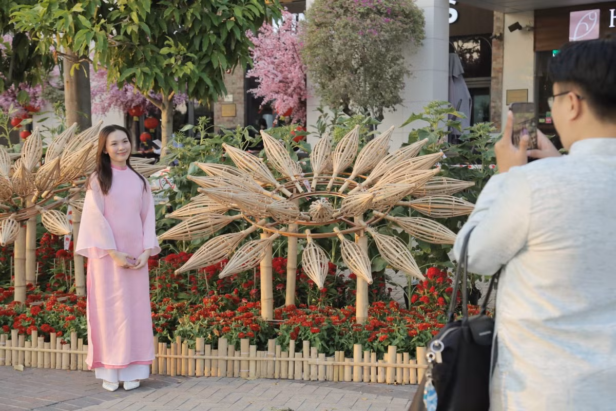 Thiếu nữ xúng xính áo dài check in đường hoa ở khu đô thị hiện đại nhất TP HCM.