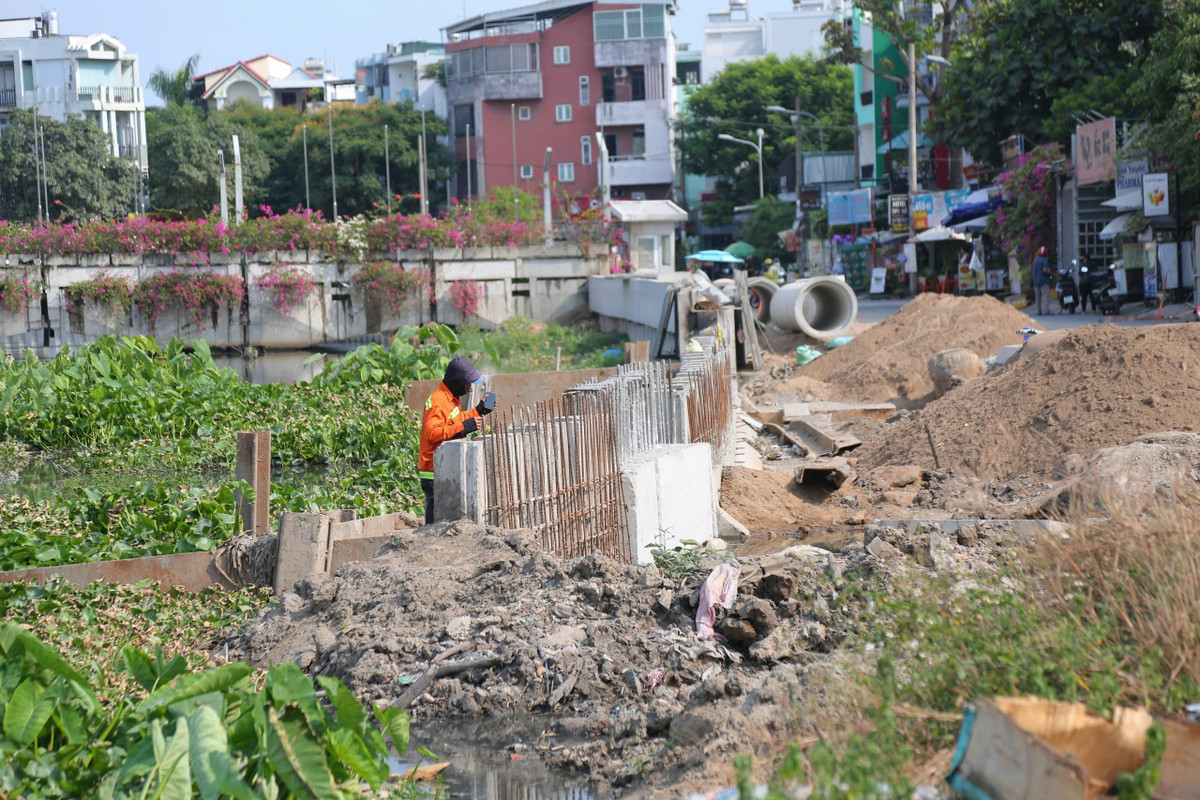 Những đoạn đã có mặt bằng sạch bắt đầu triển khai ép cọc và san lấp đường ven rạch.