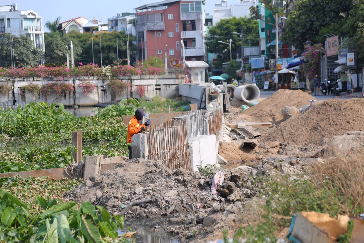 Những đoạn đã có mặt bằng sạch bắt đầu triển khai ép cọc và san lấp đường ven rạch.