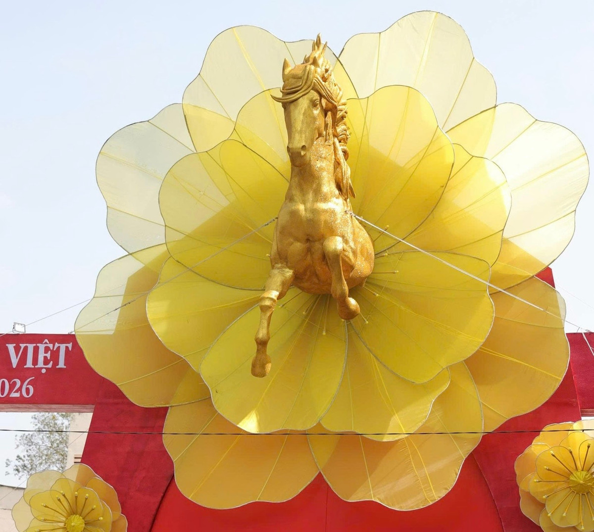 Hình ảnh linh vật ngựa “bay” ra từ hoa mai tại lễ hội Tết Việt khiến nhiều người dân và du khách không khỏi trầm trồ khen ngợi khi đến tham quan.