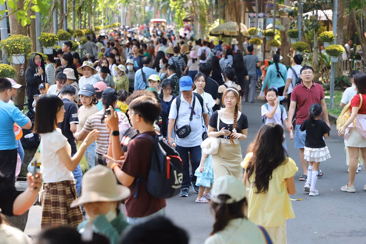 Bên trong Thảo Cầm Viên luôn trong tình trạng chật kín người.