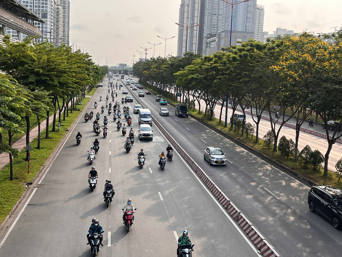 Sáng 23/2, ngày làm việc đầu tiên sau kỳ nghỉ Tết Nguyên đán Bính Ngọ, giao thông nhiều tuyến đường cửa ngõ TP HCM thông thoáng, khác hẳn cảnh ùn ứ kéo dài thường thấy trong những ngày cao điểm trước và sau Tết.