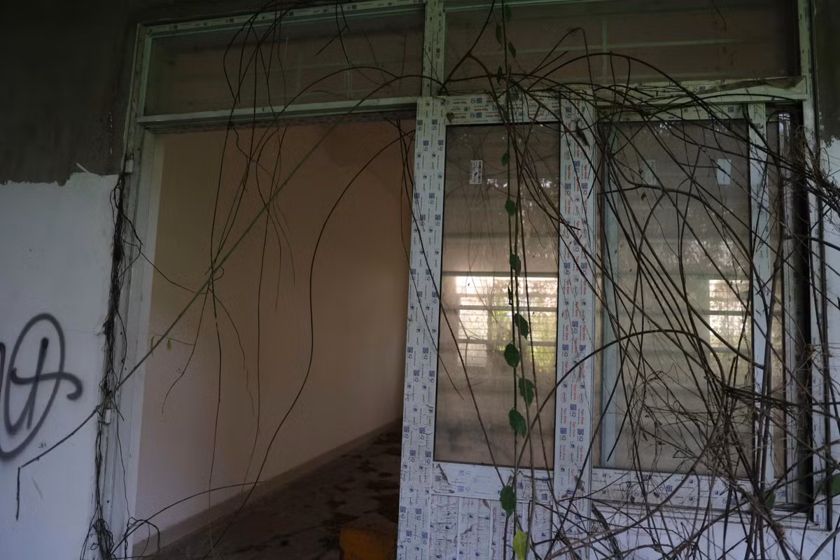 Trên bề mặt tường, dây leo ám dày đặc, loang lổ từ chân móng lên cao, đặc biệt tại những khu vực khuất nắng. Một số trần và vách xuất hiện dấu hiệu thấm nước, vệt ố vàng kéo dài, nước mưa đọng lại tạo thành những mảng ẩm mốc, tiềm ẩn nguy cơ hư hại kết cấu nếu tiếp tục bỏ hoang.