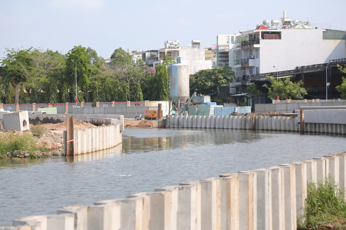 Có đoạn máy móc, vật liệu tập kết dọc tuyến, công nhân đã thi công kè bờ, nạo vét lòng rạch.