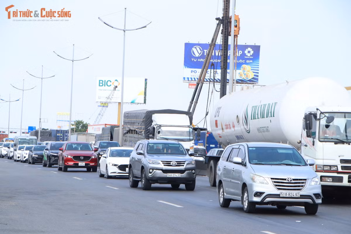 Ngay cuối ngày làm việc chiều 29/4, tại các cửa ngõ tấp nập người, xe rời TP HCM để về quê nghỉ lễ mừng 51 năm Giải phóng Miền Nam - Thống nhất Đất nước (30/4) và 140 năm ngày Quốc tế Lao động (1/5).Ô tô và xe máy đổ về Quốc lộ 1 (đường Lê Khả Phiêu) để về các tỉnh Miền Tây.