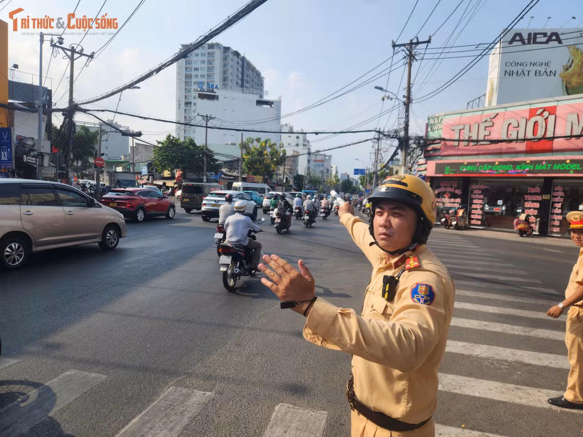 Tại khu vực lối ra bến xe và các cửa ngõ từ TP HCM về các tỉnh, luôn có lực lượng CSGT túc trực để điều tiết giao thông, không để xảy ra ùn tắc.