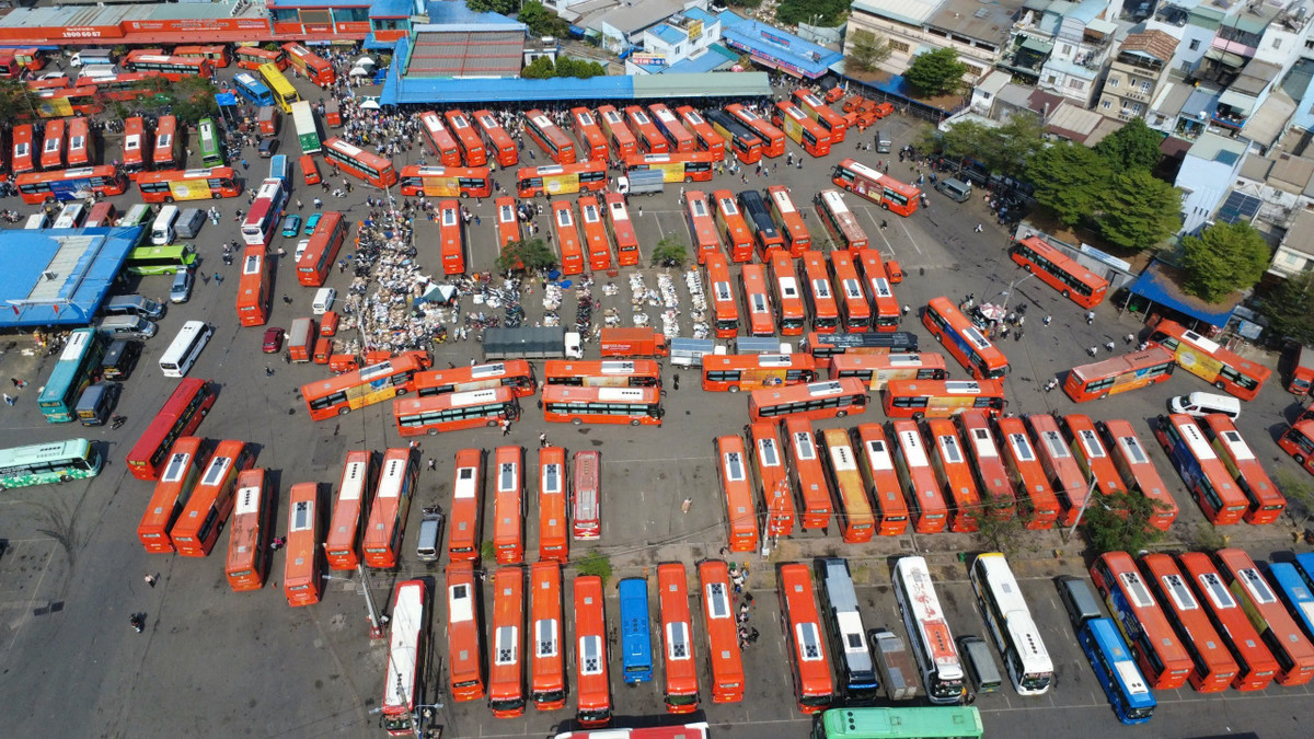 Lãnh đạo BXMT cho biết, trong ngày 26 tháng Chạp, bến xe đón lượng khách kỷ lục khoảng 69.000 người về các tỉnh miền Tây ăn Tết. Đây là ngày cao điểm nhất của đợt phục vụ Tết năm nay nên lượng khách tăng mạnh so với ngày thường. Dự báo ngày 27 tháng Chạp, lượng khách sẽ giảm nhẹ, còn khoảng 65.000 người.