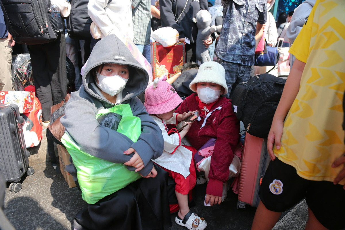 Chờ đợi đến giờ xe xuất bến quá lâu, nhiều người mệt mỏi trên chặng đường về quê.