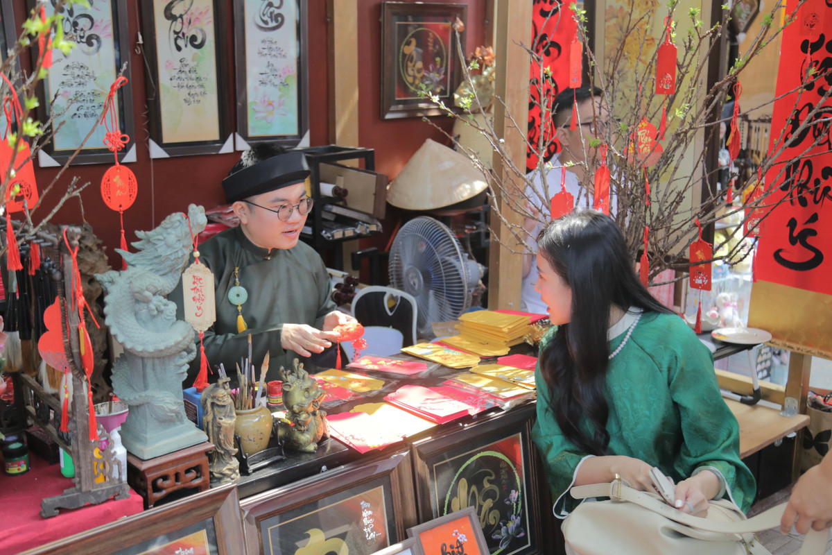 Những ngày cuối năm, mọi người tất bật chuẩn bị đón Tết, phố ông đồ tại đây cũng tất bật không kém nhằm tô điểm thêm cho thành phố như một nét văn hóa đẹp ngày xuân.