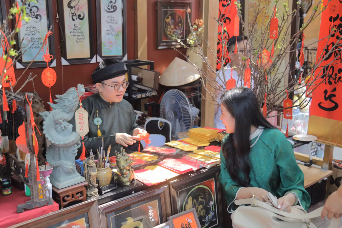 Những ngày cuối năm, mọi người tất bật chuẩn bị đón Tết, phố ông đồ tại đây cũng tất bật không kém nhằm tô điểm thêm cho thành phố như một nét văn hóa đẹp ngày xuân.