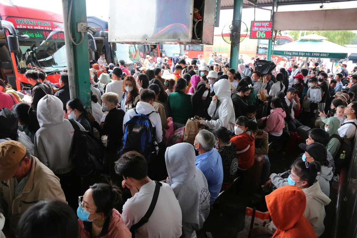 Hầu hết các dãy ghế chờ tại đây đều không còn chỗ trống.