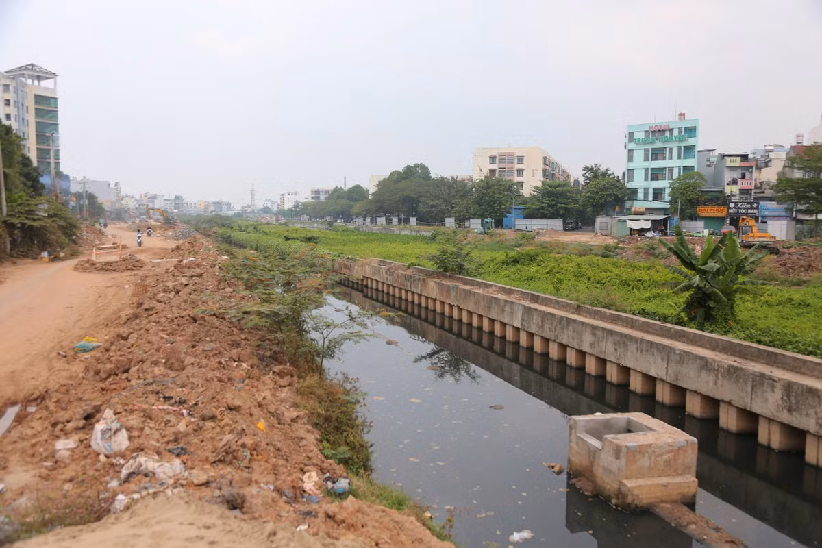 Nhiều đoạn thi công không rào chắn, có những hố sâu tạo “bẫy” người đi đường.