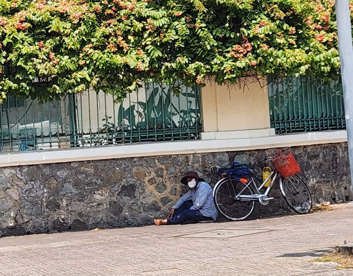 Người lao động mưu sinh trên đường ở TP HCM tranh thủ tìm chỗ râm mát để tránh nóng trong giờ nghỉ trưa.