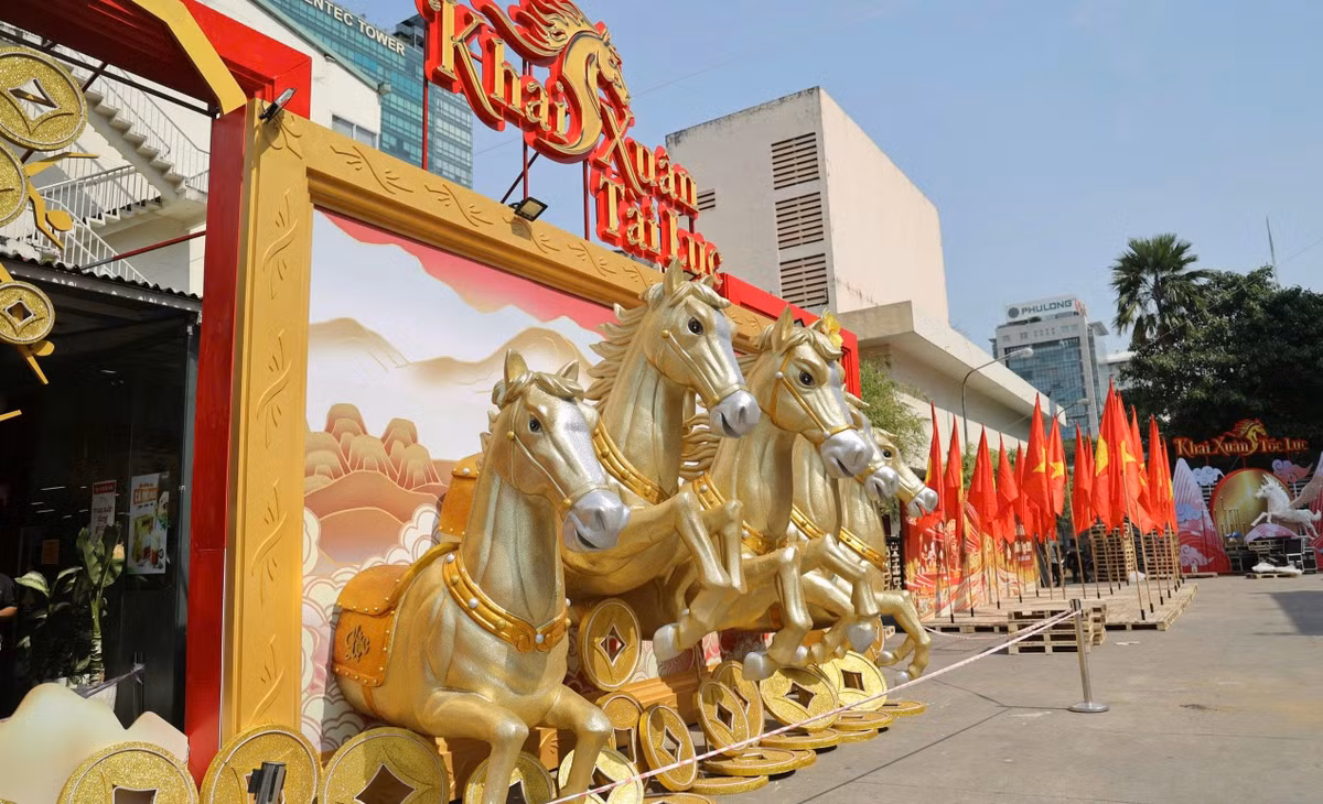 Trong khuôn viên Nhà văn hóa Thanh niên còn có thêm 6 mô hình linh vật ngựa, mỗi linh vật mang một thông điệp riêng như: mã lực khai xuân, tốc lực khai xuân, mãnh lực khai xuân, phúc lực khai xuân…